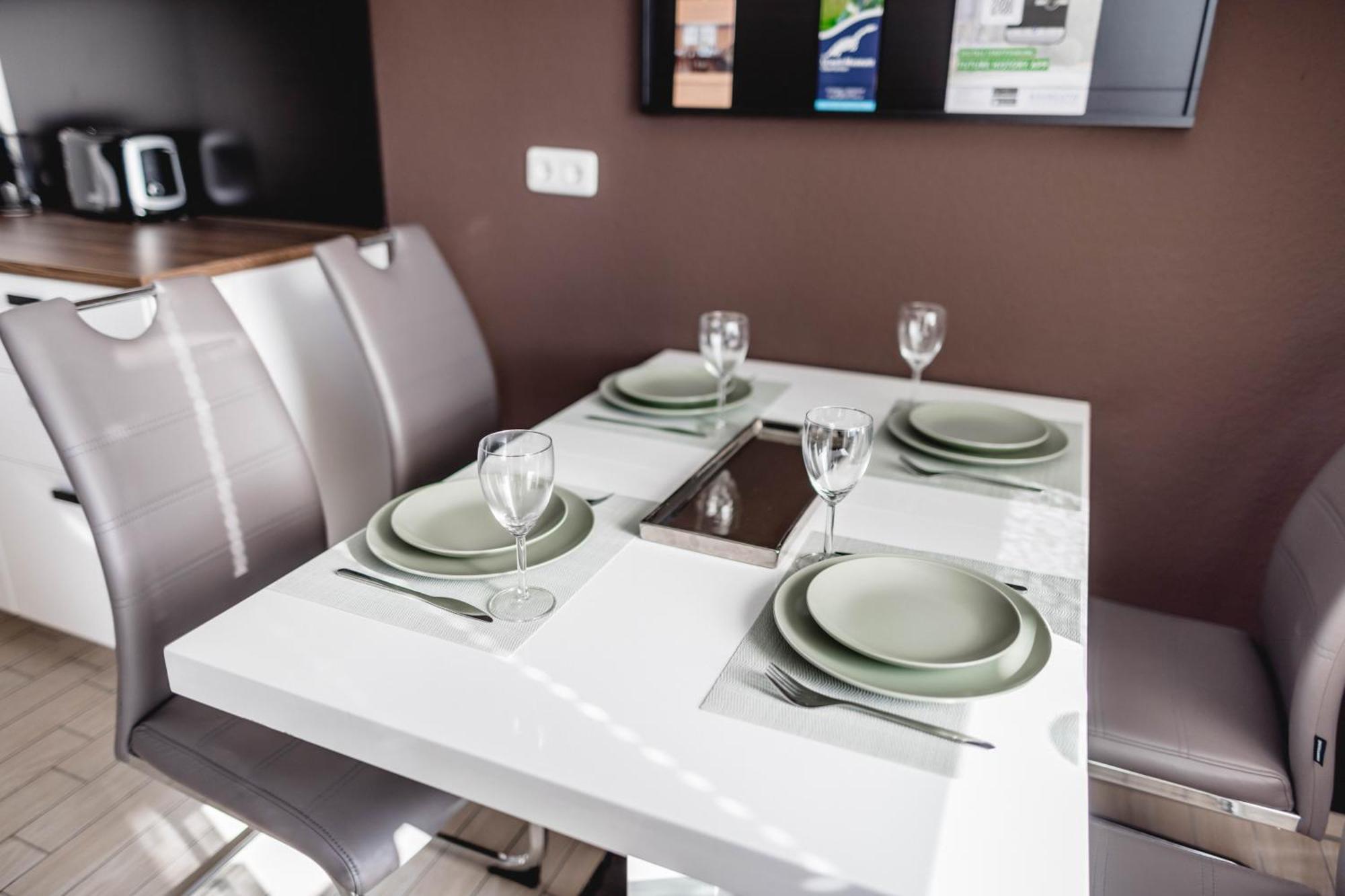 באיירוט Me Homes - Grosse Moderne Designer-Wohnung Fuer Urlaub Und Business - Mit Kueche, Buero, Balkon Und 2 Parkplaetzen מראה חיצוני תמונה